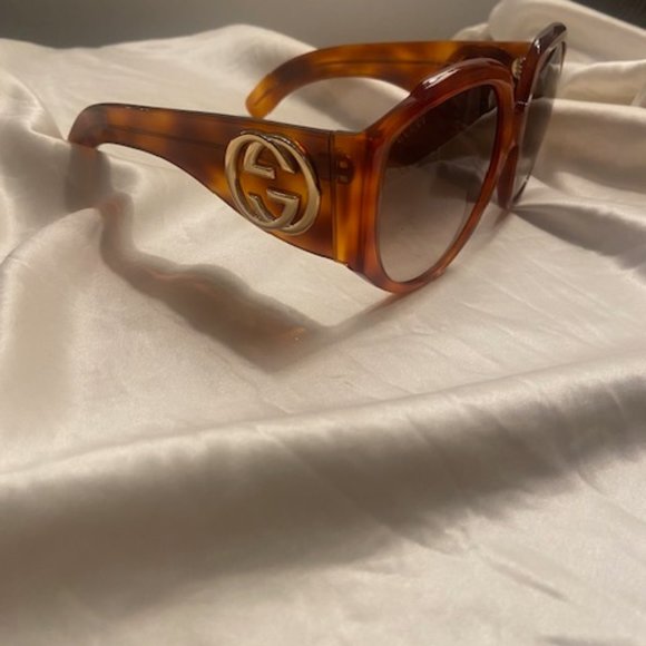 Gucci Oversized Sunglasses - Picture 9 of 10